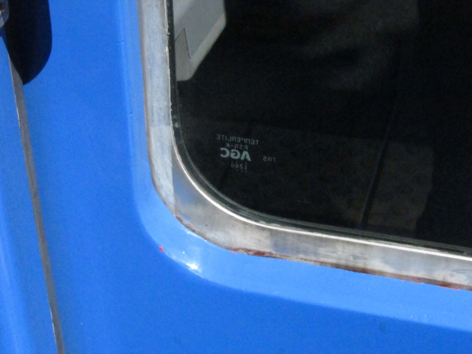 鉄道乗車記録の写真:車内設備、様子(2)        「よく見てみると赤い部分が残っているところがあります。」