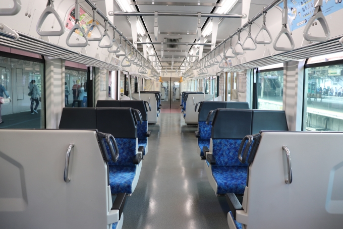 鉄道乗車記録の写真:車内設備、様子(5)        「ボックスシートが並びます。」