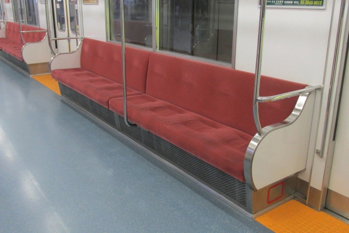 鉄道乗車記録の写真:車内設備、様子(3)        「座り心地は硬めの座席です。」