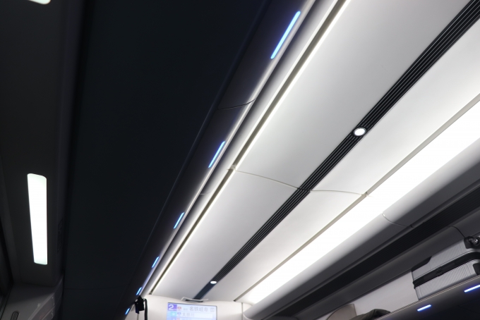 鉄道乗車記録の写真:車内設備、様子(5)        「天井も独特な形状をしています。」
