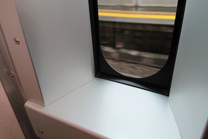 鉄道乗車記録の写真:車内設備、様子(10)        「窓はかなり極細となっています。」
