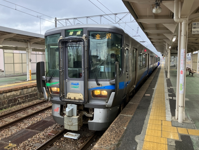 鉄道乗車記録の写真:乗車した列車(外観)(3)        「泊〜富山間はワンマン」