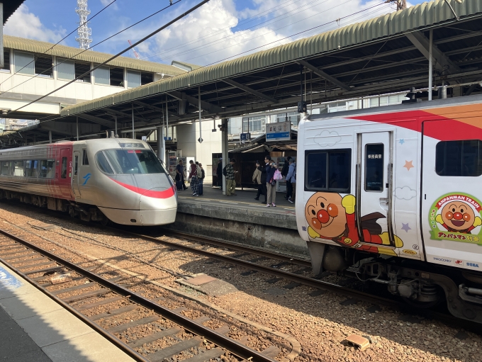 鉄道乗車記録の写真:旅の思い出(3)        「松山名物　特急の縦列駐車」
