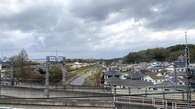 鉄道乗車記録の写真:車窓・風景(2)        「喜多見検車区から成城学園前に向かう専用線から仙川を望む。営業線よりも高い位置から。」