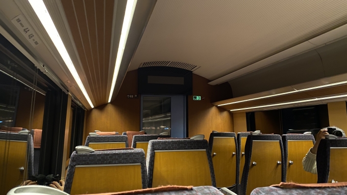 鉄道乗車記録の写真:車内設備、様子(3)        「天井部分の照明を消灯した状態でトンネルへ。」