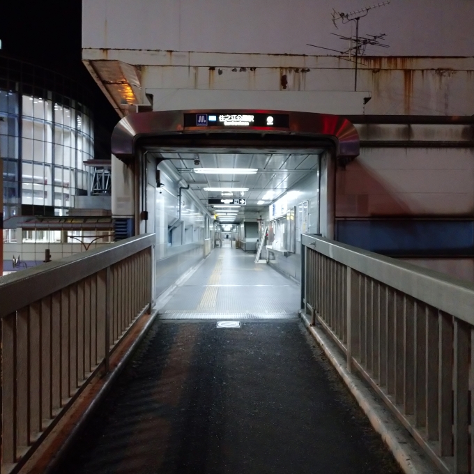 鉄道乗車記録の写真:駅舎・駅施設、様子(2)        「この歩道橋をマクドナルド方面へ下りると89系統の大阪メトロバスで堺駅西口へ南下できます。
南海バスでは堺東駅前へ行くことができます。」