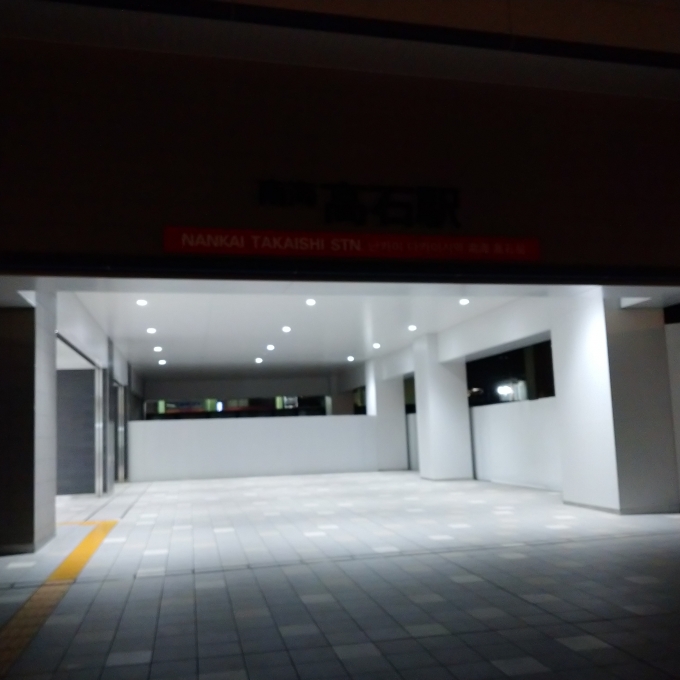 鉄道乗車記録の写真:駅舎・駅施設、様子(3)        「駅の入口。暗くて駅名が見えません。」