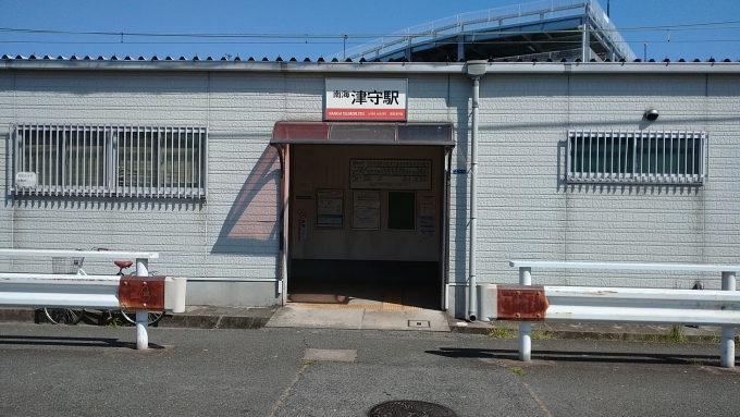 鉄道乗車記録の写真:駅舎・駅施設、様子(20)     「汐見橋方面側の出口。岸里玉出方面は構内踏切を渡ります。」