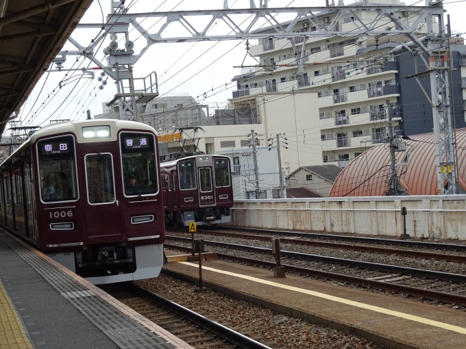鉄道乗車記録の写真:乗車した列車(外観)(2)        「京都線にはホームがないんですね。」
