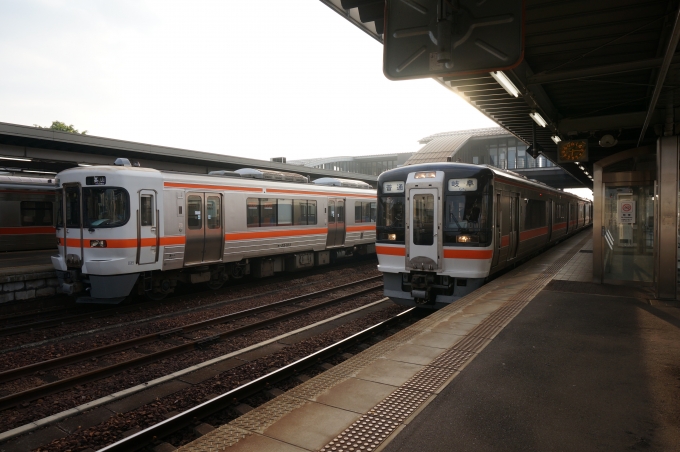 鉄道乗車記録の写真:列車・車両の様子(未乗車)(1)          「手前のキハ75に乗って岐阜駅まで行きました。よく晴れていい朝でした。」