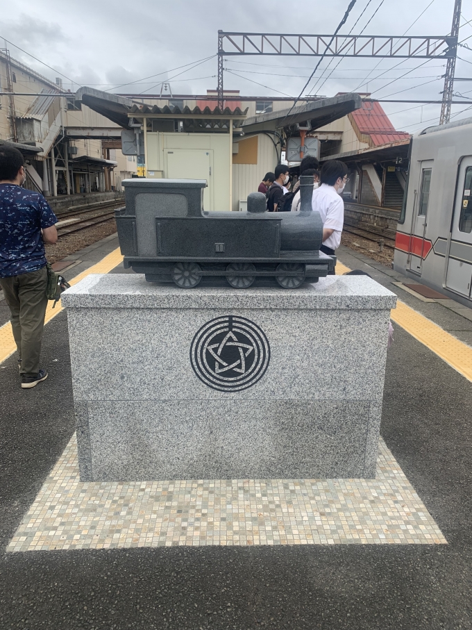 鉄道乗車記録の写真:駅舎・駅施設、様子(6)        「3・4番線ホーム、湯田中駅方に設置されているSL記念碑。」