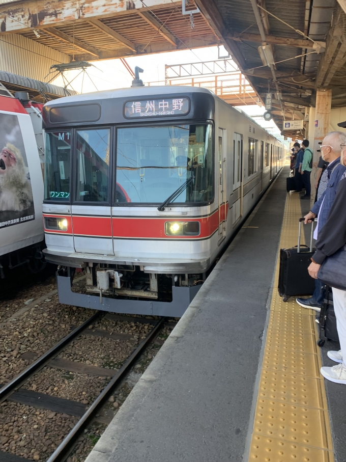 鉄道乗車記録の写真:乗車した列車(外観)(2)        「A特急スノーモンキーの須坂駅運転打切りに伴い、後続の普通列車に乗車。」