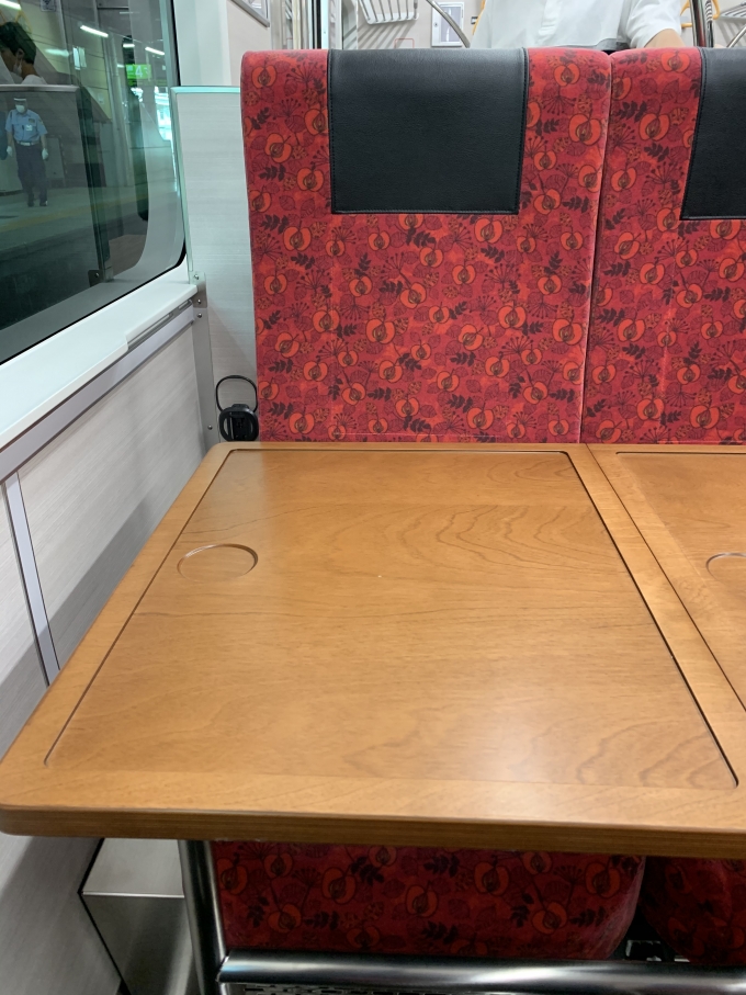 鉄道乗車記録の写真:車内設備、様子(1)        「テーブル設置」