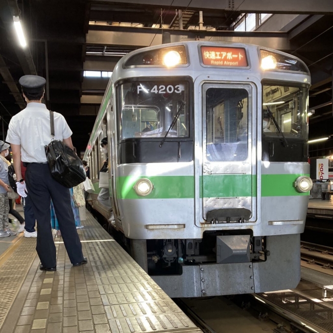 鉄道乗車記録の写真:乗車した列車(外観)(3)        「721系札サウF-4103+F-4203編成。札幌駅3番線。」