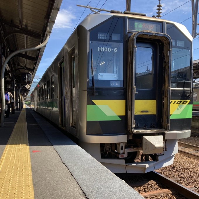 鉄道乗車記録の写真:乗車した列車(外観)(3)        「札ナホH100-6＋札ナホH100-2。小樽駅4番線。」