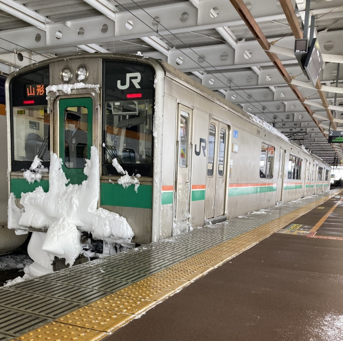 鉄道乗車記録の写真:乗車した列車(外観)(3)        「701系仙カタZ-8編成2両。新庄駅2番線。」