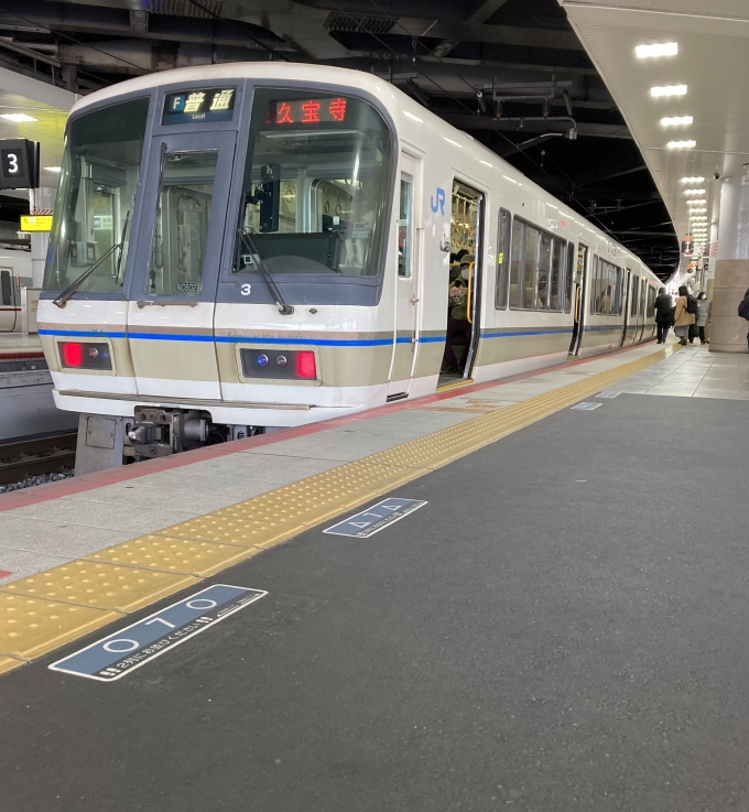 鉄道乗車記録の写真:乗車した列車(外観)(3)        「221系近ナラNC602編成。新大阪駅2番のりば。」