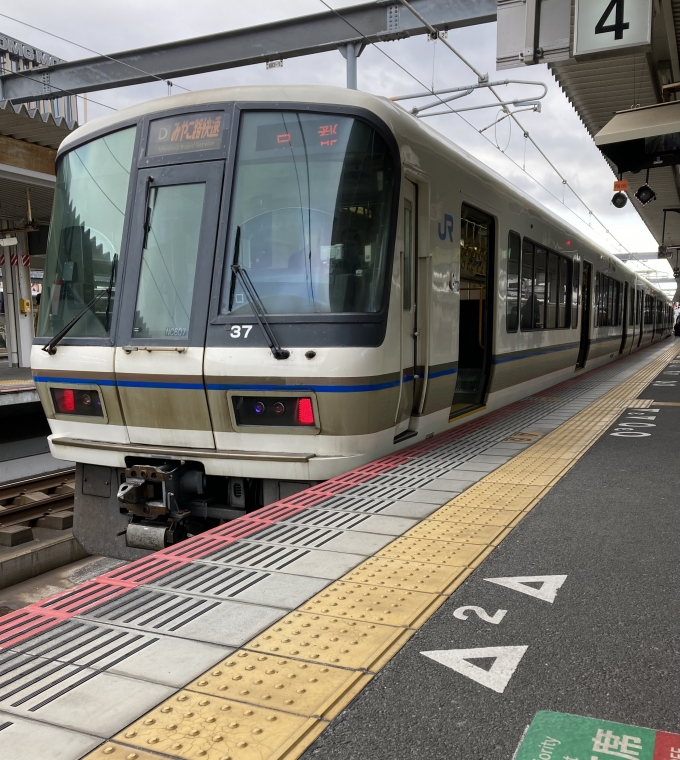 鉄道乗車記録の写真:乗車した列車(外観)(3)        「221系近ナラNC607編成。奈良駅4番のりば。」