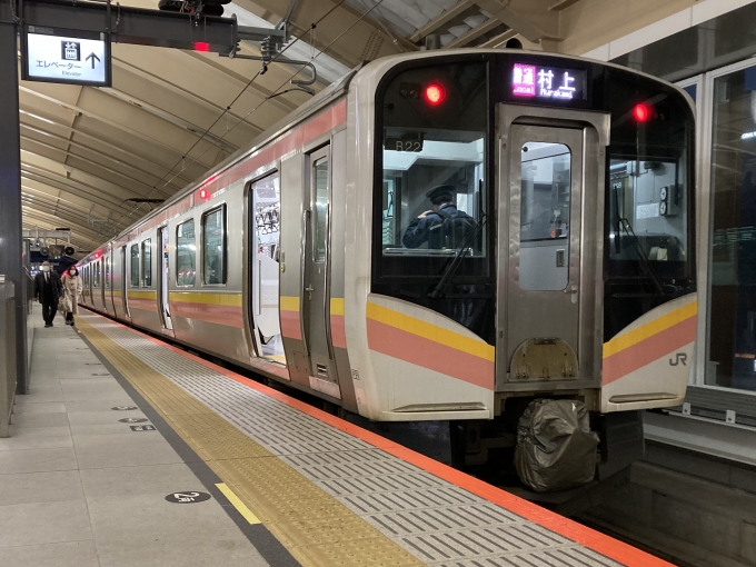 鉄道乗車記録の写真:乗車した列車(外観)(3)        「E129系新ニイB22編成。新潟駅1番線。」