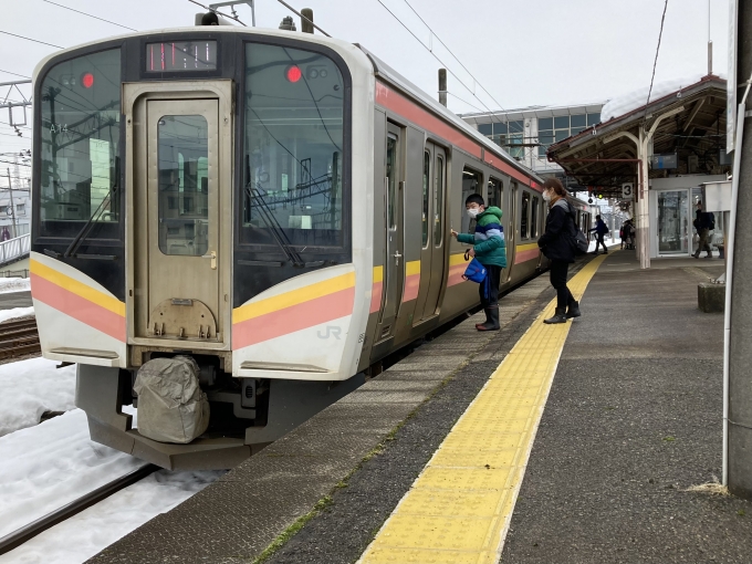 鉄道乗車記録の写真:乗車した列車(外観)(3)        「E129系新ニイA14編成。六日町駅3番線。」
