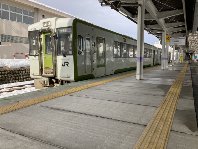 鉄道乗車記録の写真:乗車した列車(外観)(3)        「キハ110-204＋キハ110-215。米沢駅4番線。」