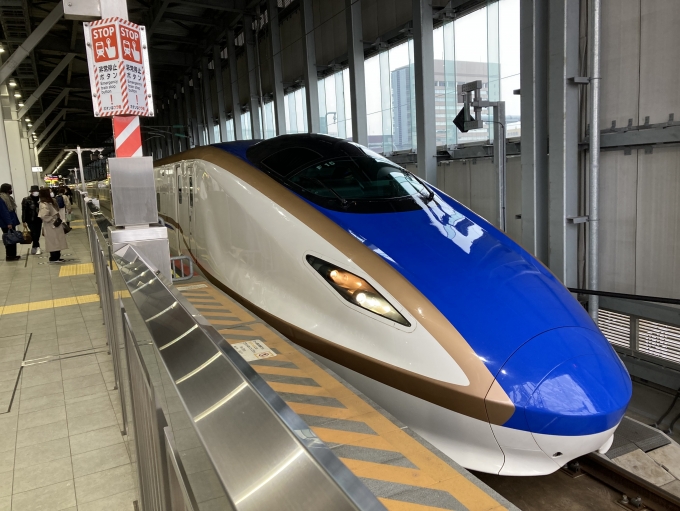 鉄道乗車記録の写真:乗車した列車(外観)(3)        「長野新幹線車両センター所属E7系F15編成。富山駅11番のりば。」