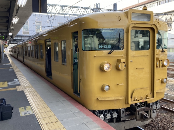 鉄道乗車記録の写真:乗車した列車(外観)(10)        「115系広セキN-09編成。徳山駅4番のりば。」