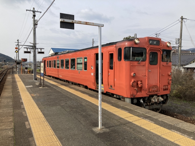 鉄道乗車記録の写真:乗車した列車(外観)(8)        「キハ40 2005。宮野駅2番のりば。」