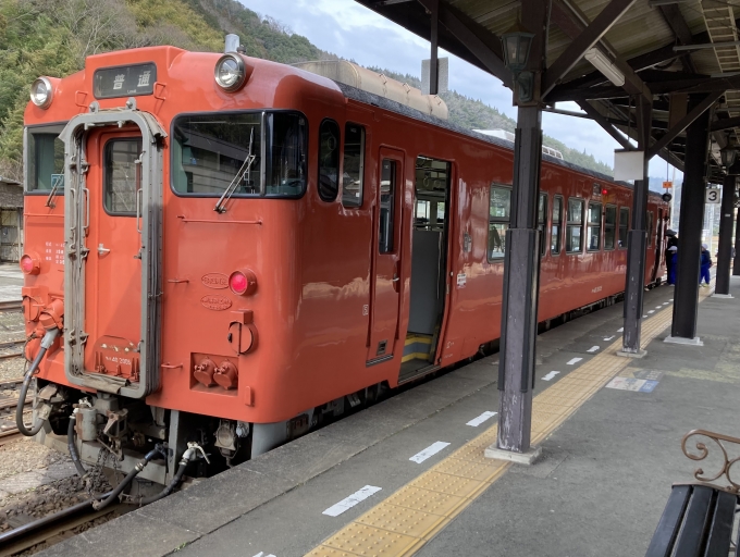 鉄道乗車記録の写真:乗車した列車(外観)(12)        「キハ40 2005。津和野駅3番のりば。」