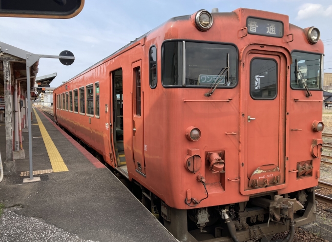 鉄道乗車記録の写真:乗車した列車(外観)(3)        「キハ40 2075。益田駅3番のりば。」