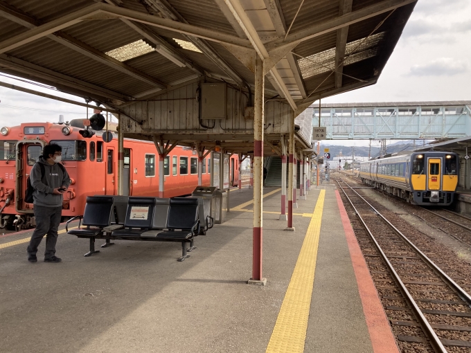 鉄道乗車記録の写真:乗車した列車(外観)(4)        「キハ40 2075。益田駅3番のりば。」