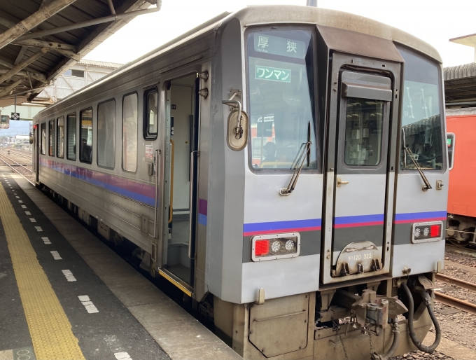 鉄道乗車記録の写真:乗車した列車(外観)(3)        「キハ120-323。長門市駅2番のりば。」