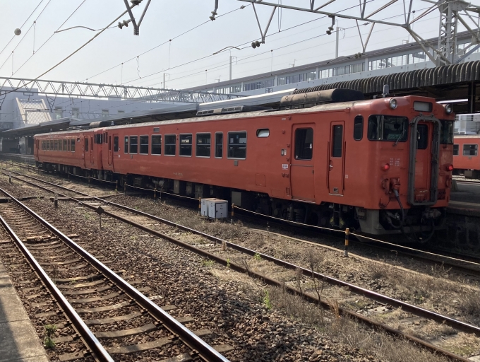 鉄道乗車記録の写真:乗車した列車(外観)(3)        「キハ40 2081＋キハ40 2035。徳山駅3番のりば。」