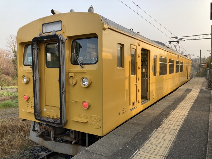 鉄道乗車記録の写真:乗車した列車(外観)(3)        「クモハ123-4。長門本山駅発着ホーム。」