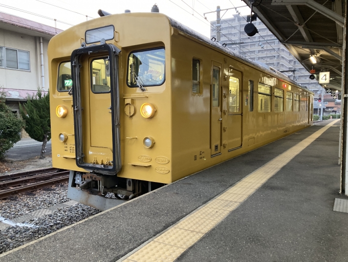 鉄道乗車記録の写真:乗車した列車(外観)(3)        「クモハ123-4。宇部新川駅4番のりば。」