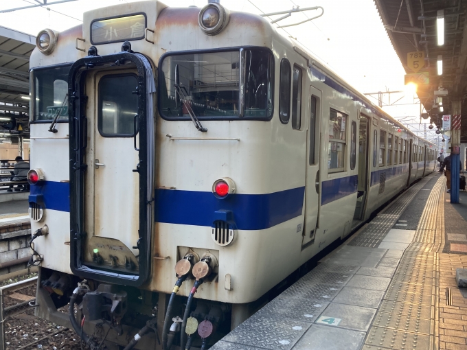 鉄道乗車記録の写真:乗車した列車(外観)(3)        「キハ147-1033＋キハ147-58。小倉駅2番のりば。」