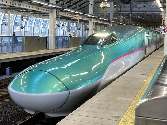 鉄道乗車記録の写真:乗車した列車(外観)(3)        「 E5系仙セシU44編成。八戸駅13番線。」
