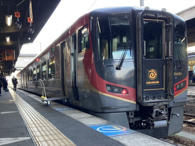 鉄道乗車記録の写真:乗車した列車(外観)(3)        「四カマ2601＋2651。徳島駅2番線。」