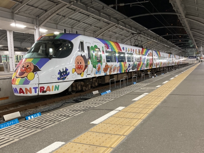 鉄道乗車記録の写真:乗車した列車(外観)(5)        「8000系四マツL3編成。高松駅6番のりば。」