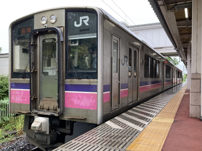鉄道乗車記録の写真:乗車した列車(外観)(3)        「701 系秋アキN5001編成2両。雫石駅3番線。」