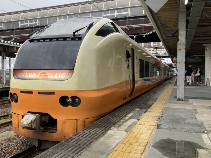 鉄道乗車記録の写真:乗車した列車(外観)(3)        「E653系新ニイU101編成 7両。秋田駅6番線。」