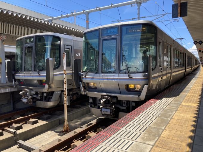 鉄道乗車記録の写真:乗車した列車(外観)(3)        「223系近ホシV52編成+223系近ホシW33編成。姫路駅6番のりば。」