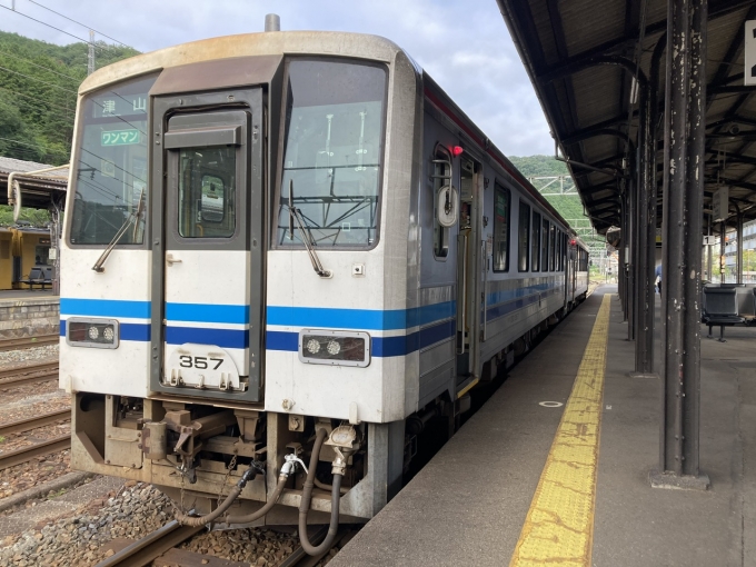 鉄道乗車記録の写真:乗車した列車(外観)(3)        「岡オカ キハ120 357 +キハ120 336。新見駅2番のりば。」
