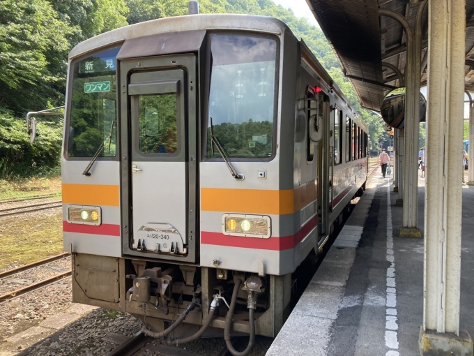 鉄道乗車記録の写真:乗車した列車(外観)(3)        「岡オカ キハ120-340 。備後落合駅3番のりば。」