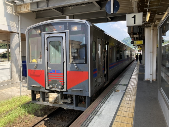 鉄道乗車記録の写真:乗車した列車(外観)(4)        「キハ121-8+キハ121-4。倉吉駅1番のりば。」