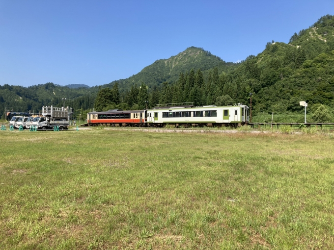 鉄道乗車記録の写真:乗車した列車(外観)(19)        「仙コリ キハE120-2+北コリキハ110-214。只見駅。」