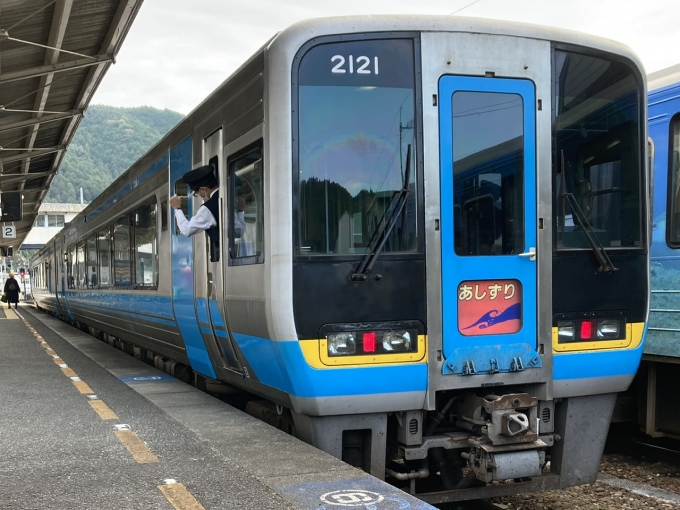 鉄道乗車記録の写真:乗車した列車(外観)(3)        「四コチ2000系2両。窪川駅2番のりば。」