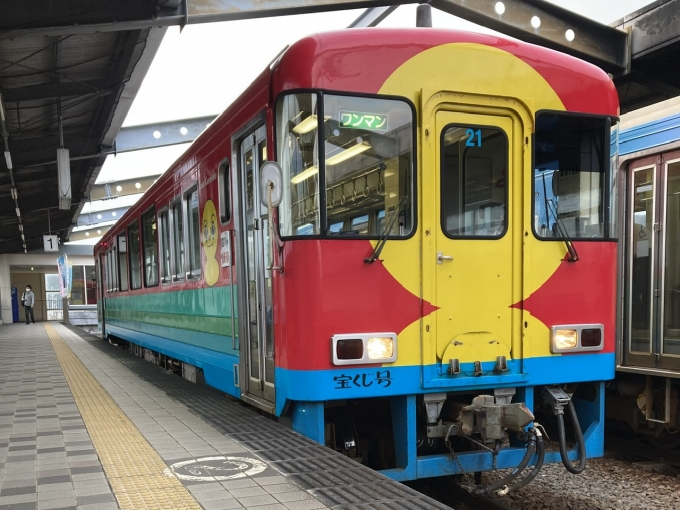 鉄道乗車記録の写真:乗車した列車(外観)(2)        「土佐くろしお鉄TKT8000形。宿毛駅1番のりば。」