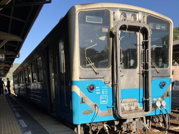 鉄道乗車記録の写真:乗車した列車(外観)(3)        「四マツ所属キハ54 5。八幡浜駅1番のりば。」
