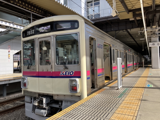 鉄道乗車記録の写真:乗車した列車(外観)(3)        「京王7000系7802F編成。高幡不動駅1番線。」